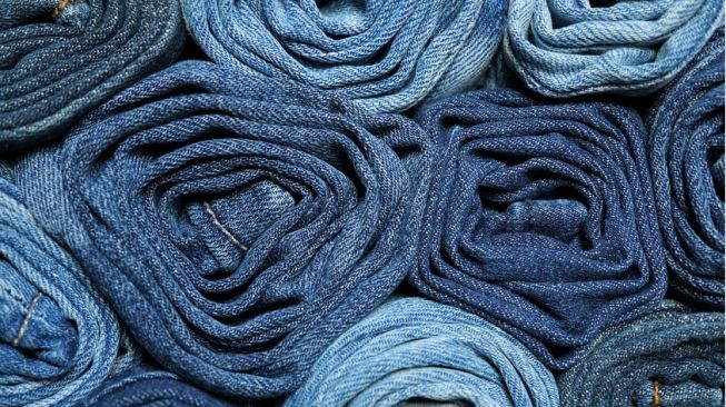 Selalu Jadi Item Fashion Populer, Denim Kini Mulai Digemari Industri Busana Muslim Lokal