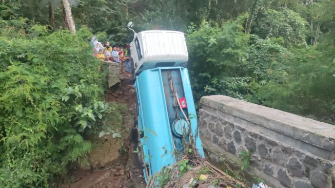 Dilalui Truk Air Minum, Jembatan Tua di Cianjur Ambruk Jadi Tontonan Warga