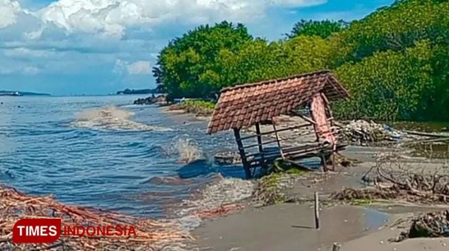 Kamis Siang, Puluhan Rumah Warga di Pesisir Pantai Bengkak Banyuwangi Diterjang Rob