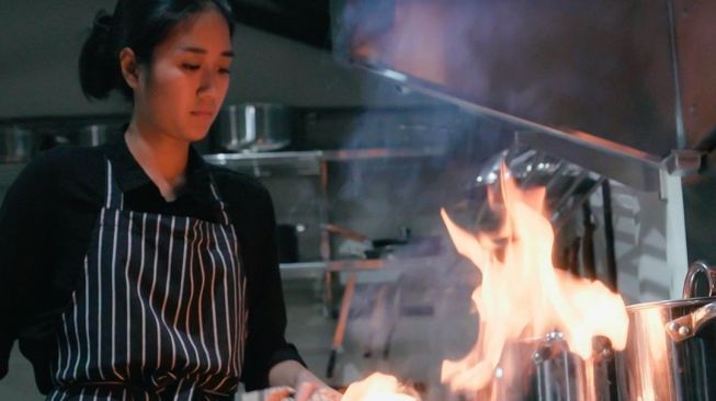 6 Potret Cantik Chef Renatta di Dapur, Bikin Meleleh Orang yang Melihatnya