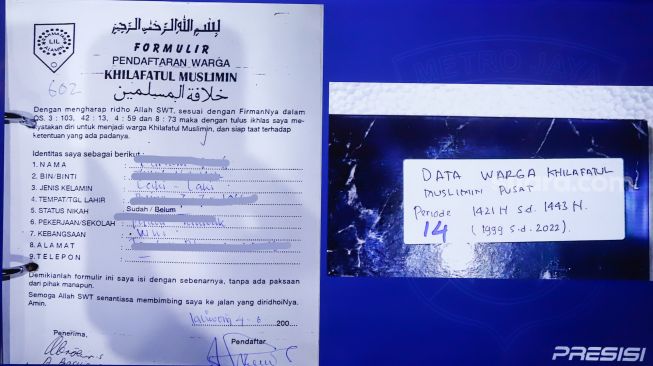Barang bukti berupa data warga ditampilkan saat konferensi pers terkait penanganan perkara ormas Khilafatul Muslimin di Polda Metro Jaya, Jakarta Pusat, Kamis (16/6/2022). [Suara.com/Alfian Winanto]