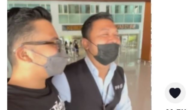 Tak Sengaja Ketemu Teman Lama di Bandara, Pria Ini Malah Kasih Prank Sampai Buat Warganet Ngakak