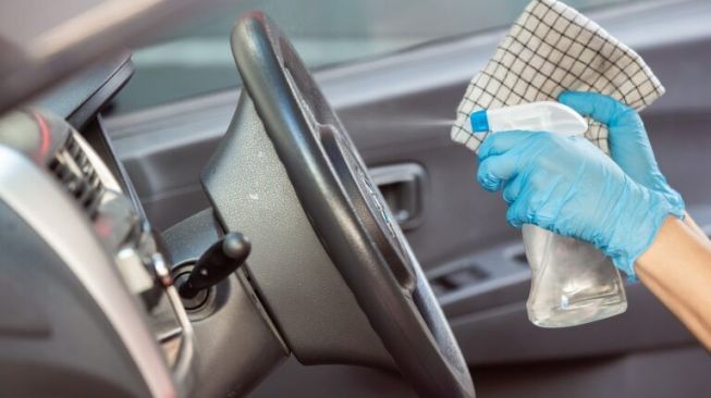 Kamu cari cairan pembersih mesin mobil? Ini rekomendasinya