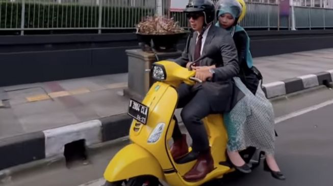 Ayah Penuh Dedikasi, Ridwan Kamil Boncengkan Putrinya Pakai Vespa Keliling Kota