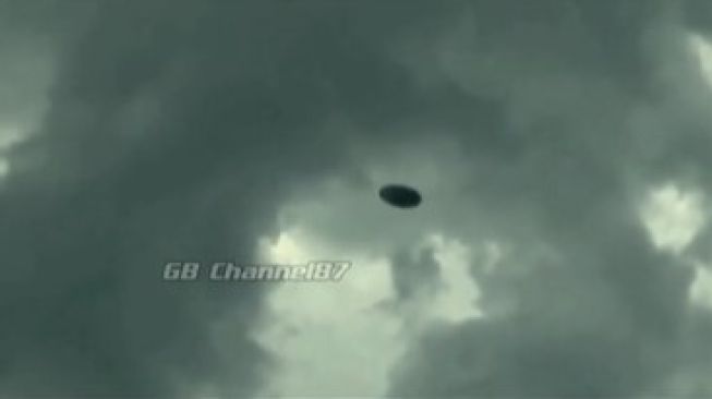 Viral Penampakan Benda Aneh di Langit Malang Diduga UFO
