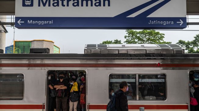 Penumpang berada di dalam gerbong KRL saat berhenti di Stasiun Matraman, Jakarta, Jumat (17/6/2022). [ANTARA FOTO/Aprillio Akbar/foc]