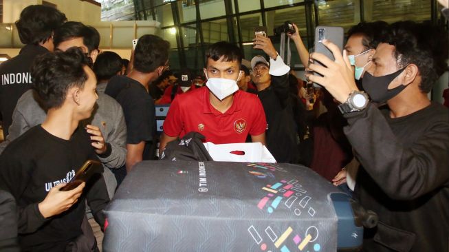 Pesepak bola Timnas Indonesia yang juga Kapten Timnas Rachmat Irianto (tengah) berjalan keluar setibanya dari Kuwait di Terminal 3 Bandara Soekarno Hatta, Tangerang, Banten, Kamis (16/6/2023). [ANTARA FOTO/Muhammad Iqbal/hp]
