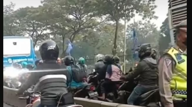 Puluhan Pemotor Masuk Jalur Busway Saat Ada Razia Polisi, Warganet Langsung Teriak: Tilang Tilang Tilang, Lumayan!