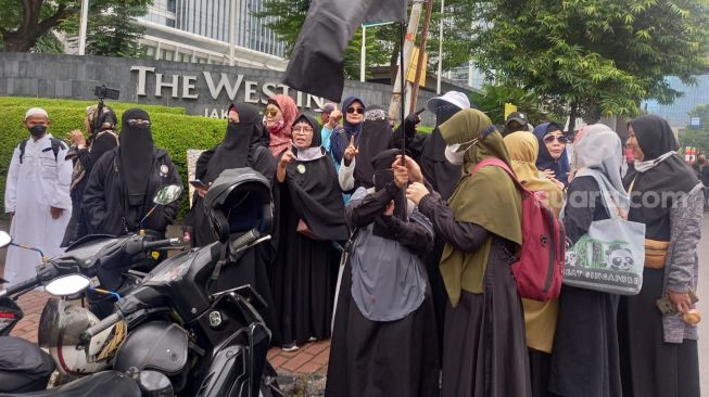 Sejumlah wanita ikut barisan aksi Bela Nabi yang digelar FPI Cs di depan Kedubes India di Jakarta. (Suara.com/Arga)