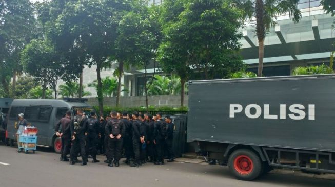 Sejumlah anggota kepolisian bersiaga untuk mengamankan jalannya Aksi Bela Nabi Muhammad yang dilakukan kelompok PA 212 di Kedubes India, Jakarta Selatan, Jumat (17/6/2022). [ANTARA/Luthfia Miranda Putri]