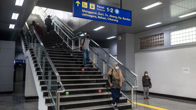 Warga berjalan di Stasiun Matraman, Jakarta, Jumat (17/6/2022). [ANTARA FOTO/Aprillio Akbar/foc]