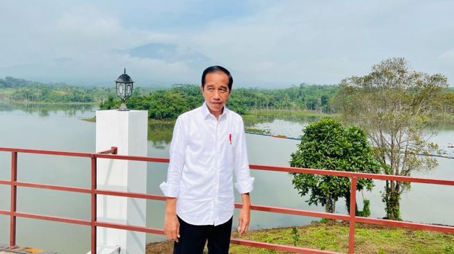 Pimpin Rapat Evaluasi PPKM, Jokowi Singgung Rendahnya Capaian Booster