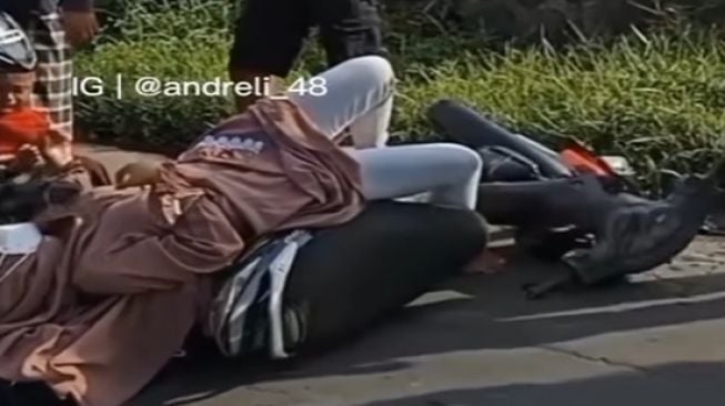 Diduga Gegara Outfit yang Dipakai Saat Berkendara, Wanita Ini Ditemukan Terkapar di Atas Motor, Apa Sebab?