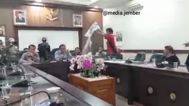 Viral Aksi Buang dan Hamburkan Beras saat Orasi di Depan Anggota DPRD Jember