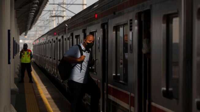 Penumpang masuk ke dalam gerbong KRL di Stasiun Matraman, Jakarta, Jumat (17/6/2022). [ANTARA FOTO/Aprillio Akbar/foc]