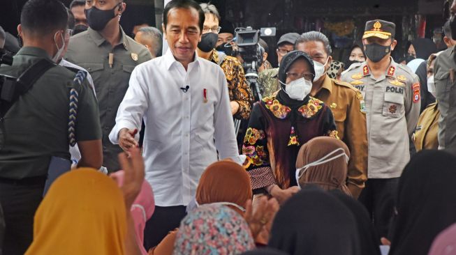 Momen Kocak Tamu Negara Langsung Jalan dan Tak Balas Jabat Tangan Jokowi, Publik: Lupa Briefing
