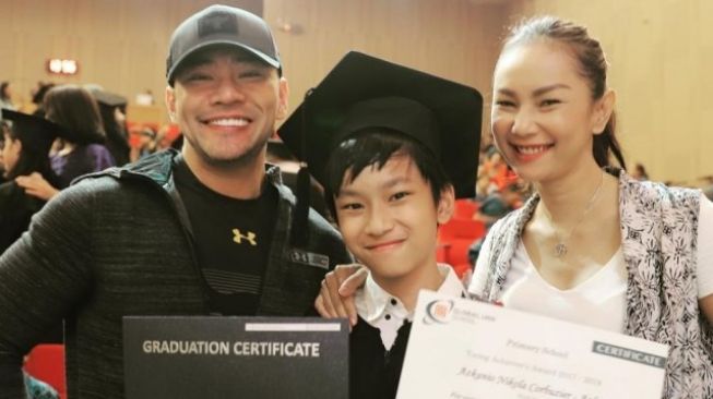 Momen mantan pasangan artis hadiri wisuda anak (Instagram/@cuttaryofficial)