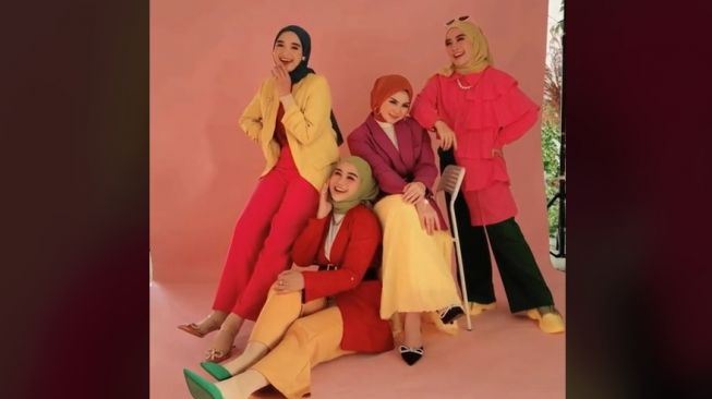 Cewek Kue Tren Fashion Colour Blocking Ala Tiktok Yang Kini Tengah