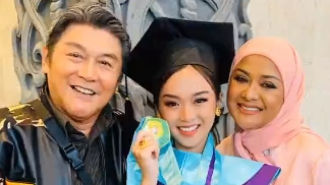 Momen mantan pasangan artis hadiri wisuda anak (Instagram/@official.bethariasonata)