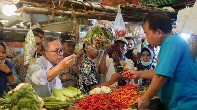 Kunjungi Pasar Koja Baru, Mendag Zulkifli Hasan: Semua Jenis Cabai pada Naik