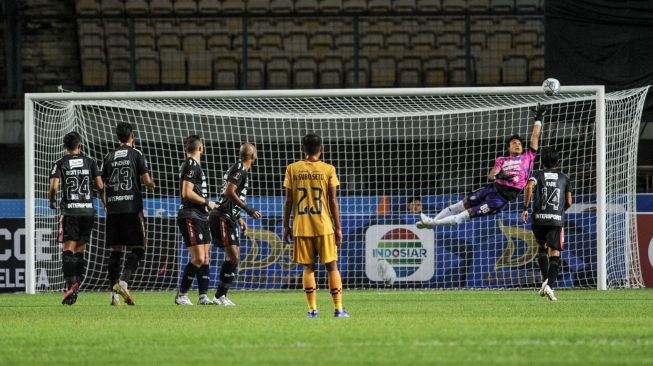 Penjaga gawang Bali United Muhammad Ridho berusaha menepis tendangan dari pesepak bola Bhayangkara FC Anderson Salles saat pertandingan Group C Piala Presiden 2022 di Stadion Gelora Bandung Lautan Api, Bandung, Jawa Barat, Kamis (16/6/2022). [ANTARA FOTO/Raisan Al Farisi/hp]