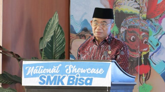 Menteri Koordinator Bidang Pembangunan Manusia dan Kebudayaan Republik Indonesia (Menko PMK RI) Prof. Dr. Muhadjir Effendy, M.A.P. menyampaikan keynote speech dalam acara Kick Off National Showcase SMK Binaan Astra (BISA) di Sekolah Menengah Kejuruan (SMK) Muhammadiyah 1 Kepanjen, Malang, Jawa Timur pada hari ini (17/6/2022) [Grup Astra].