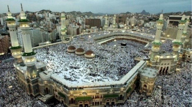 Haru! Petugas Lambaikan Tangan ke Jemaah Haji yang Tinggalkan Madinah