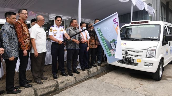 
Kadishub DKI Jakarta Syafrin Liputo (keempat kiri) didampingin staf utama Menteri Perhubungan bidang trasnportasi darat dan konektivitas Budi Setiyadi (kelima kiri) dan Direktur Utama TRON David Santoso (kiri) melepas armada TRON Shuttle angkutan pengumpan berbasis listrik tujuan Stasiun Duri - Taman Baharia PIK saat peluncuran masa uji coba di Stasiun Duri, Jakarta, Jumat (17/6/2022). [ANTARA FOTO/Hafidz Mubarak A/foc]
