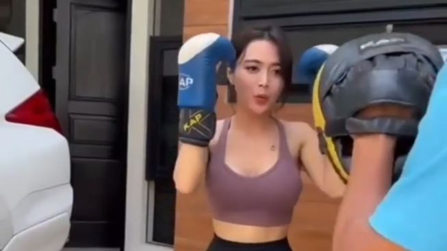 Potret Wika Salim Berlatih Muay Thai (instagram/@aragym_paja)