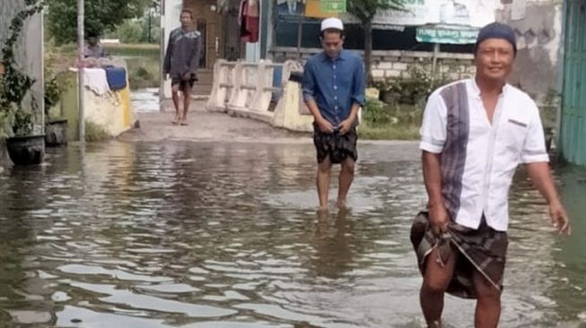 Banjir Rob di Gresik Kian Meluas, Ratusan Rumah di 9 Desa Terendam