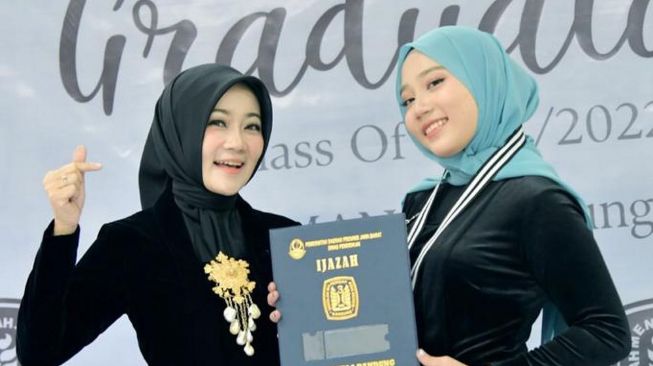 Potret Zara Wisuda Kelulusan SMA (Instagram/@ataliapr)