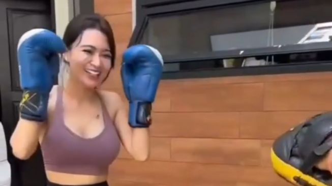 Potret Wika Salim Berlatih Muay Thai (instagram/@aragym_paja)