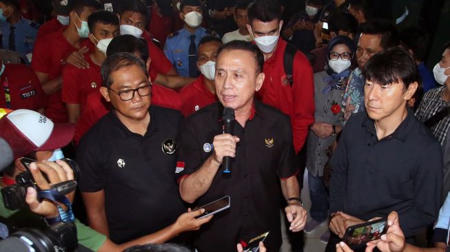 Ketua Umum PSS Mochamad Iriawan (tengah) didampingi Pelatih Kepala Timnas Indonesia Shin Tae-yong (kanan) dan Manajer Timnas Sumardji (kiri) memberikan keterangan pers setibanya dari Kuwait di Terminal 3 Bandara Soekarno Hatta, Tangerang, Banten, Kamis (16/6/2023). [ANTARA FOTO/Muhammad Iqbal/hp]