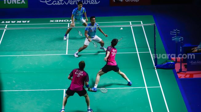 Pebulu tangkis ganda putra Indonesia Pramudya Kusumawardana dan Yeremia Erich Rambitan saat bertanding melawan pasangan ganda putra Malaysia Aaron Chia dan Soh Wooi Yik dalam babak 8 besar East Ventures Indonesia Open 2022 di Istora Senayan, Jakarta Pusat, Jumat (17/6/2022). [Suara.com/Alfian Winanto]