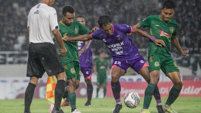 Pesepakbola Persita Tangerang Moch Irvan Febrianto (kedua kanan) berebut bola dengan dua pesepakbola PSS Sleman Todd Rivaldo Albert Ferre (kedua kiri) dan Fandi Eko Utomo (kanan) pada pertandingan grup A Piala Presiden 2022 di Stadion Manahan, Solo, Jawa Tengah, Kamis (16/6/2022). [ANTARA FOTO/Mohammad Ayudha/hp]