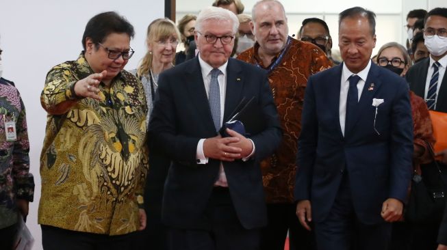 Presiden Federasi Jerman Frank-Walter Steinmeier (tengah) berjalan keluar ruangan bersama Menko bidang Perekonomian Airlangga Hartarto (kiri) dan Menteri Perindustrian Agus Gumiwang Kartasasmita (kanan) usai menghadiri Pertemuan Bisnis dengan Delegasi Bisnis Indonesia-Jerman di Gedung Pusat Industri Digital Indonesia 4.0 (PIDI 4.0), Jakarta, Kamis (16/6/2022). [ANTARA FOTO/Rivan Awal Lingga/hp]