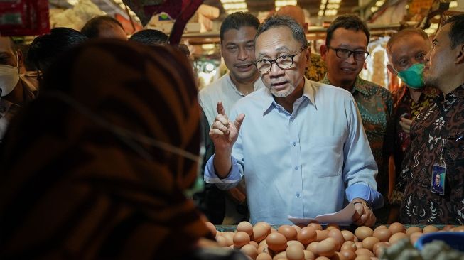 Menteri Perdagangan (Mendag) Zulkifli Hasan meninjau barang kebutuhan pokok di Pasar Koja Baru, Jakarta Utara, Jumat (17/6/2022). [Dok. Biro Humas Kemendag]