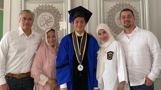 Momen mantan pasangan artis hadiri wisuda anak (Instagram/@cuttaryofficial)