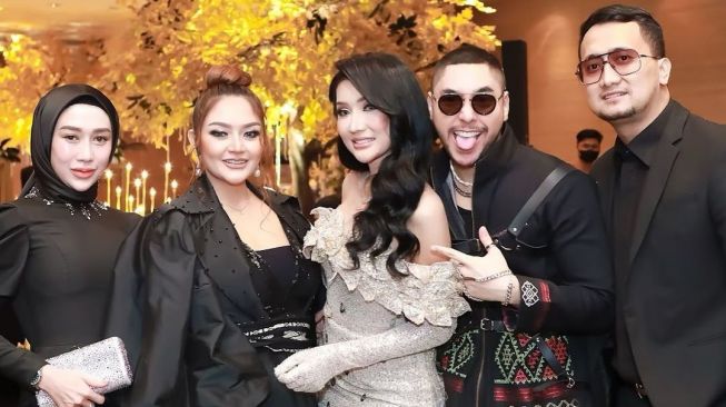 Ultah Lucinta Luna yang dihadiri sejumlah rekan artis, Siti Badriah dan Krisjiana Baharuddin. [Instagram]