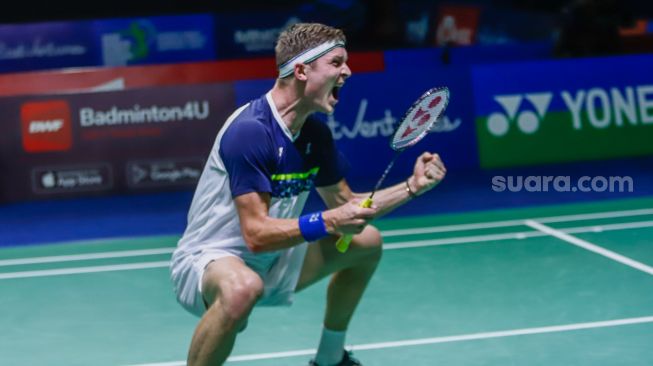 Ekspresi Pebulu tangkis tunggal putra Denmark Viktor Axelsen usai mengalahkan tunggal putra Indonesia Anthony Sinisuka Ginting dalam babak 8 besar East Ventures Indonesia Open 2022 di Istora Senayan, Jakarta Pusat, Jumat (17/6/2022). [Suara.com/Alfian Winanto]