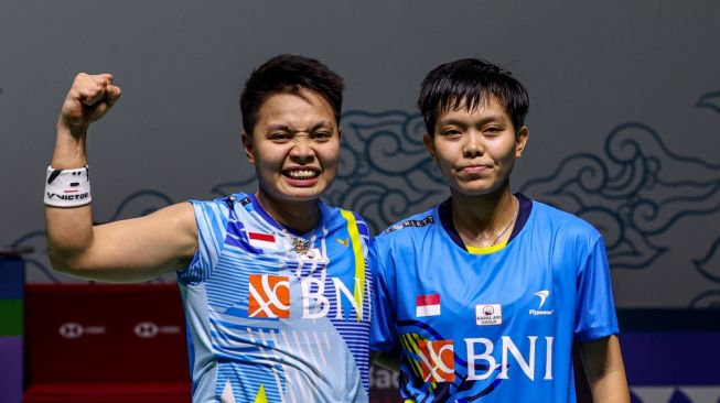 Pasangan ganda putri Indonesia, Apriyani Rahayu/Siti Fadia Ramadhanti pada babak kedua Indonesia Open 2022 di Istora Senayan, Jakarta, Kamis (16/6/2022). [BadmintonPhoto/BWF]
