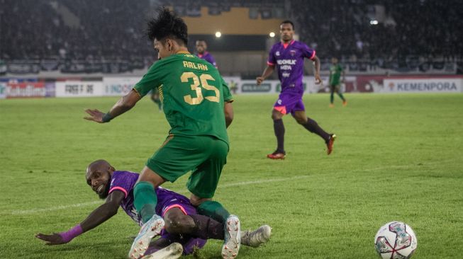 Pesepakbola PSS Sleman Arlan Agma Dinata (kanan) berebut bola dengan pesepakbola Persita Tangerang Yohanes Kandaimu (kiri) pada pertandingan grup A Piala Presiden 2022 di Stadion Manahan, Solo, Jawa Tengah, Kamis (16/6/2022). [ANTARA FOTO/Mohammad Ayudha/hp]
