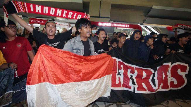 Pendukung Timnas Indonesia ikut menyambut kedatangan para pemain setibanya dari Kuwait di Terminal 3 Bandara Soekarno Hatta, Tangerang, Banten, Kamis (16/6/2023). [ANTARA FOTO/Muhammad Iqbal/hp]
