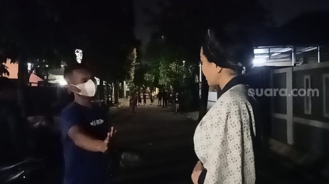 Nikita Mirzani interroge un homme suspect soupçonné d'avoir harcelé sa maison dans la région de Pesanggrahan, dans le sud de Jakarta, vendredi (17/6/2022). [Rena Pangesti/Suara.com]
