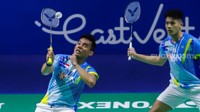 Pebulu tangkis ganda putra Indonesia Pramudya Kusumawardana saat bertanding melawan pasangan ganda putra Malaysia Aaron Chia dan Soh Wooi Yik dalam babak 8 besar East Ventures Indonesia Open 2022 di Istora Senayan, Jakarta Pusat, Jumat (17/6/2022). [Suara.com/Alfian Winanto]