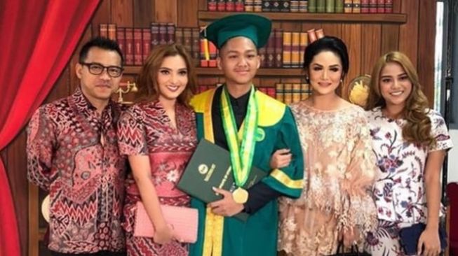 Momen mantan pasangan artis hadiri wisuda anak (Instagram/@cuttaryofficial)