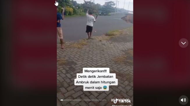 Tegang, Warga Teriak Histeris, Ini Detik-detik Jembatan Pantai Amurang Minahasa Selatan Amblas Terkena Abrasi