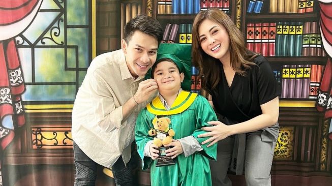 Momen mantan pasangan artis hadiri wisuda anak (Instagram/@dhenafrizzy)