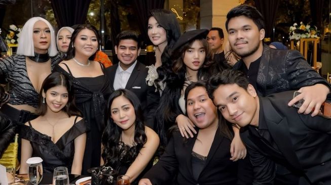 Pesta ultah Lucinta Luna yang dihadiri sejumlah artis seperti Aming, Keanu AGL, Rachel Vennya, Fadly Faisal, Thariq Halilintar, Fadil dan lainnya. [Instagram]