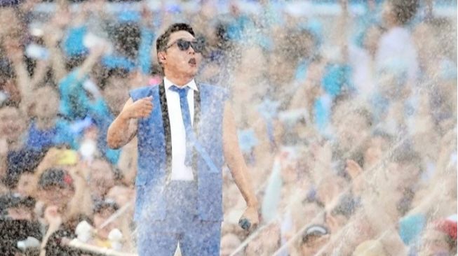 Semprot Air di Konser, PSY Dapat Peringatan dari Pusat Pengendalian Wabah